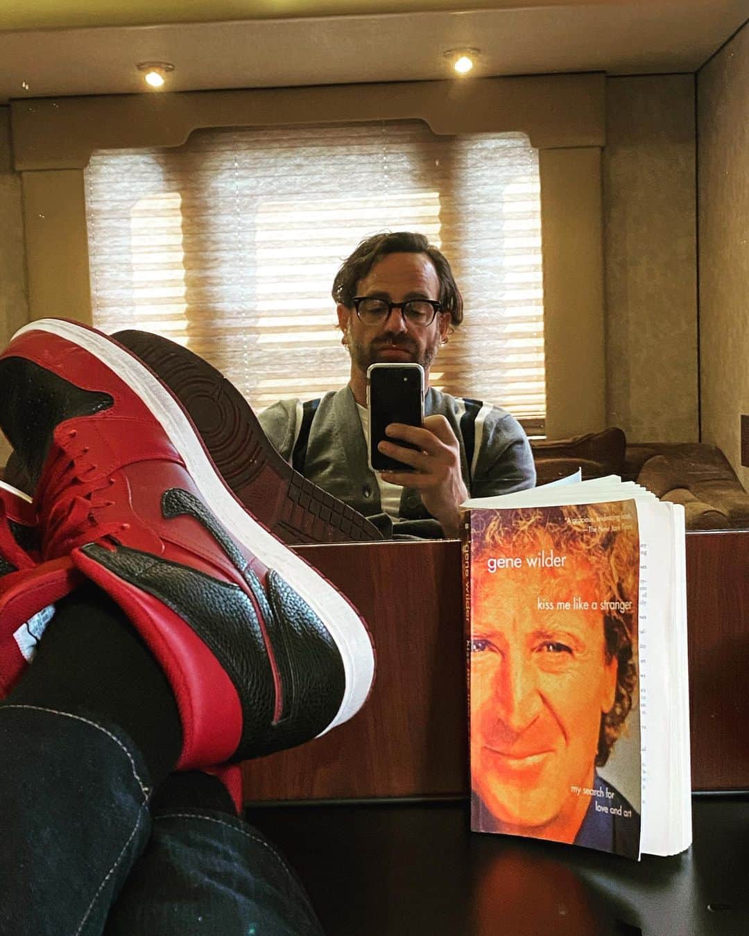 ポール・アデルスタインのインスタグラム：「Me and Gene Wilder in a #GratuitousTrailerSelfie #Jordans」