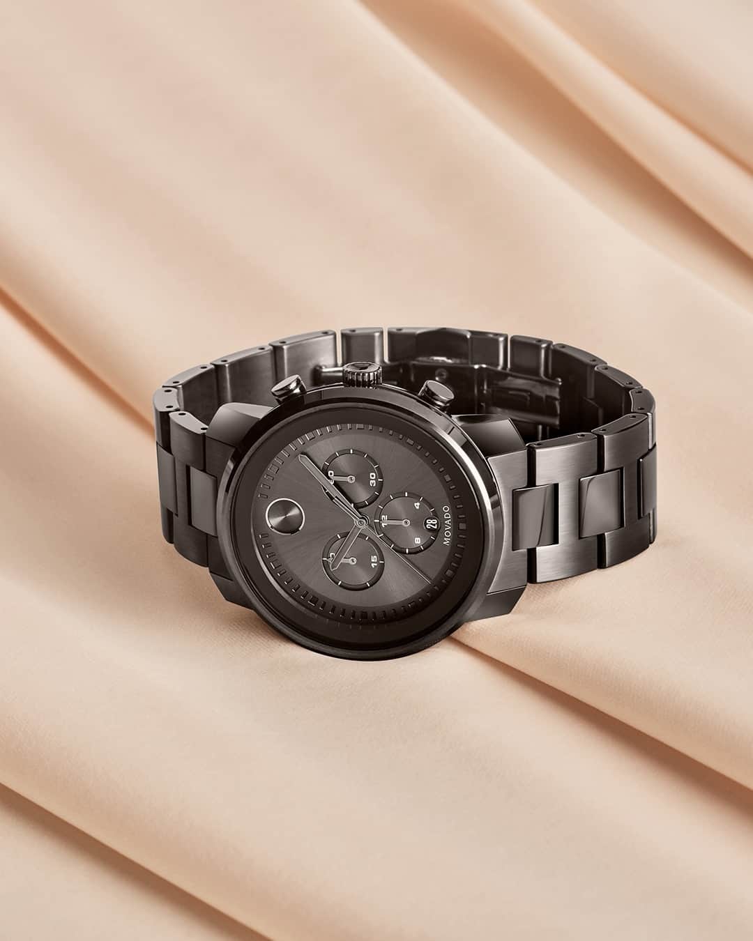 モバードのインスタグラム：「Make a BOLD choice today. Shop this #MovadoBOLD piece now!」