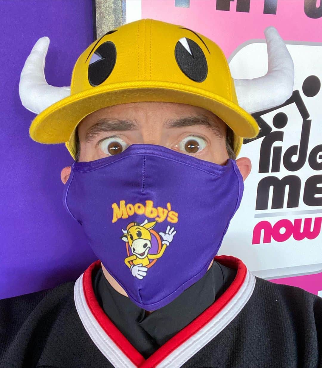 ケヴィン・スミスのインスタグラム：「VANCOUVER! The @moobyspopup is moooooving on up to British Columbia! Next month, you can enjoy a CockSmoker chicken sandwich in the same city where I learned my craft (@vancouverfilmschool) or eat Hater Totz near the locations where I “directed” episodes of @supergirlcw and @cwtheflash, or order a CowTipper to go and scarf it at @theriotheater! Wanna be part of the fake fast food fun? Join the mailing list at MoobysPopUp dot com (link in my bio)! We’ll announce the exact downtown location of the restaurant that’ll be cosplaying as #moobys next week! #KevinSmith #moobyspopup #vancouver #vangroovy #britishcolumbia」