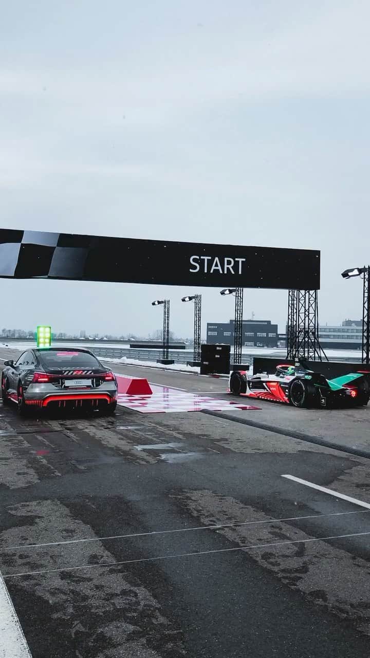 ニコ・ロズベルグのインスタグラム：「Formula E Race Car vs Audi RS E-Tron GT ⚡️ Your favourite?  Great to showcase high-performance e-mobilty together with @lucasdigrassi 👍 Click the link in my BIO for the full vlog from the @audiofficial driving experience center🙏」