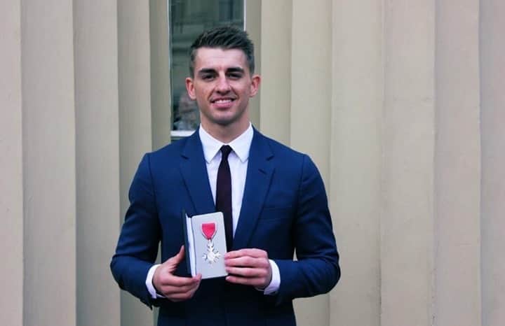 マックス・ウィットロックのインスタグラム：「Still feel extremely honoured to have been awarded with an MBE and to be given it by the Queen herself was amazing 👑⠀ ⠀ #ThrowbackThursday」