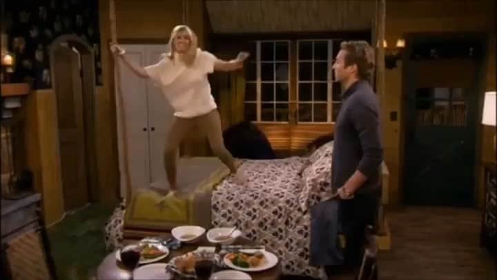 ベス・ベアーズのインスタグラム：「IT ME ! Anyone else getting a little antsy in quarantine? Why does it feel like 2020 will never die? Also how cute and funny is @hiryanhansen ? #2brokegirls」