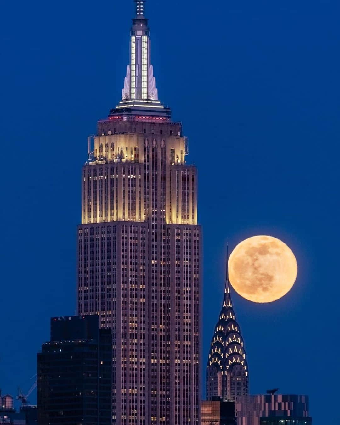 Empire State Buildingのインスタグラム：「Moonlit memories 🌕  ⠀⠀⠀⠀⠀⠀⠀⠀⠀   📷: @nyc_pictures #EmpireStateBuilding  ⠀⠀⠀⠀⠀⠀⠀⠀⠀   Follow @empirestatebldg for more pics of #NYC!」