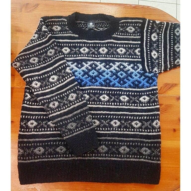 ティネスのインスタグラム：「No need to wait! 💙  This gorgeous hand- knitted sweater is ready to ship! 100% wool yarn. Dimensions:  • shoulders 40cm • width 48cm • length 61cm • sleeves 53cm  WWW.TINES.LV WORLDWIDE SHIPPING」