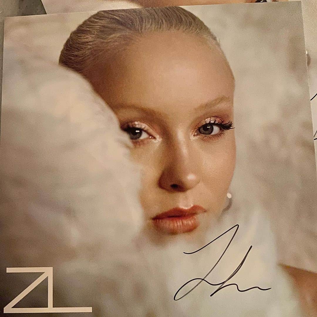 ザラ・ラーソンのインスタグラム：「Link in bio 💕」