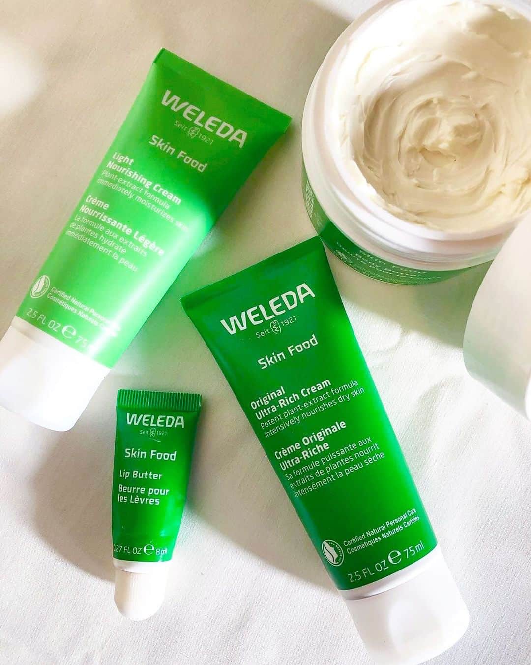Weledaのインスタグラム：「Dry winter skin? ❄ 💚 The Skin Food Collection has you covered from head to toe! (pc: @thatgreenbeautylife) #WeledaSkinFood」