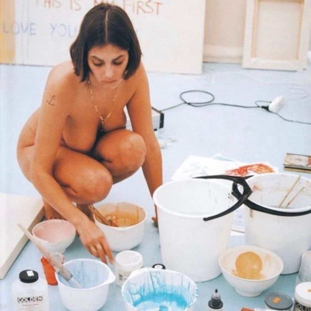 Araksのインスタグラム：「Tracy Emin working nude in her studio on her pivotal Exorcism installation, 1996」