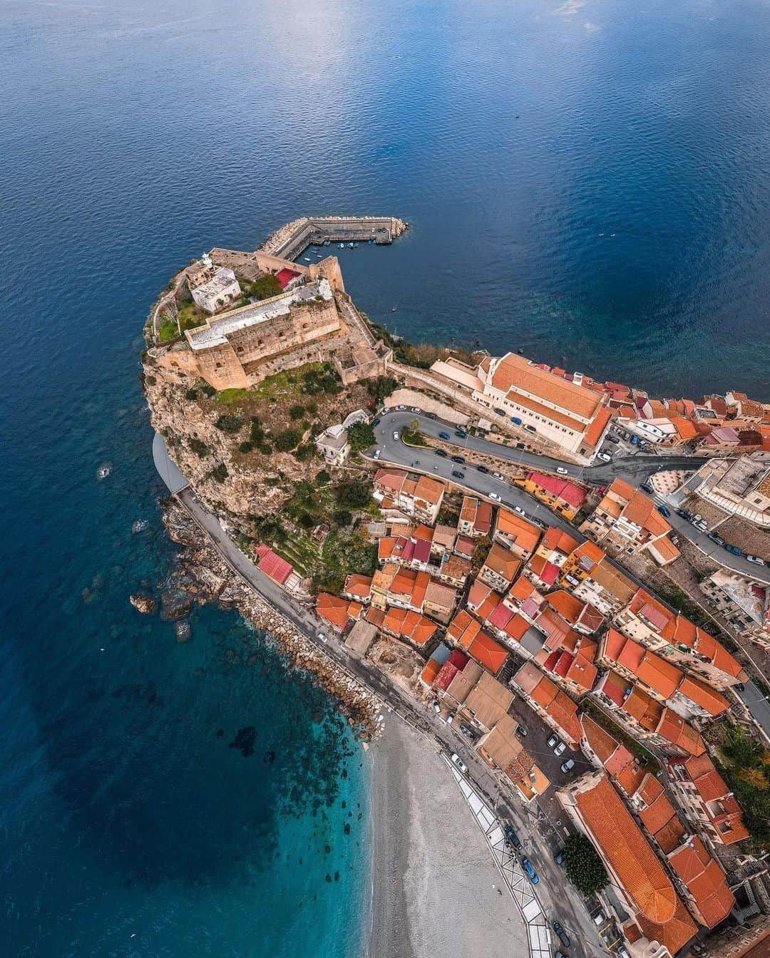 のインスタグラム：「海にせり出す地形😎  #scilla #シッラ #カラブリア #calabria #海 #海辺の街 #italy #イタリア #ilikeitaly #loveイタリア @italiait  @turiscalabria  Special Thanks to 😘 📷 @robertag___」