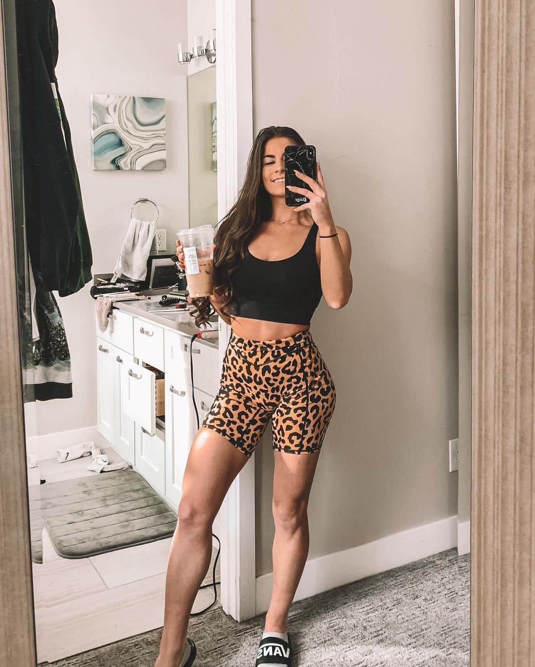 Paige Reillyのインスタグラム：「Cannot contain my excitement over a set of 10lb dumbbells ☠️ But now I get to stay home and workout in my slides & drink my coffee 🤪 it’s the little things in life⁣ ⁣ Push workout from this morning:⁣ - Arnold press (3 sets of 10) followed by 10 regular presses⁣ - Super Set: lateral raises (3 sets of 12) with front raises (3 sets of 12)⁣ - Super set: Band pushdowns (4 sets of 10) with band overhead extensions (4 sets of 10)⁣ - Super set: chest press (4 sets of 10) with chest flies (4 sets of 12)⁣ - Slow negative lateral raises: 2 sets of 8⁣ ⁣ Outfit: @balanceathletica king cheetah rider shorts (xs), midnight quest bra (xs), midnight prodigy top (small). Link to shop is in my bio!⁣ ⁣ Song: roses by Jared Anthony⁣ ⁣ Band & door anchor: @bicahbychloe ⁣ ⁣ Happy Thursday loves! 💕」