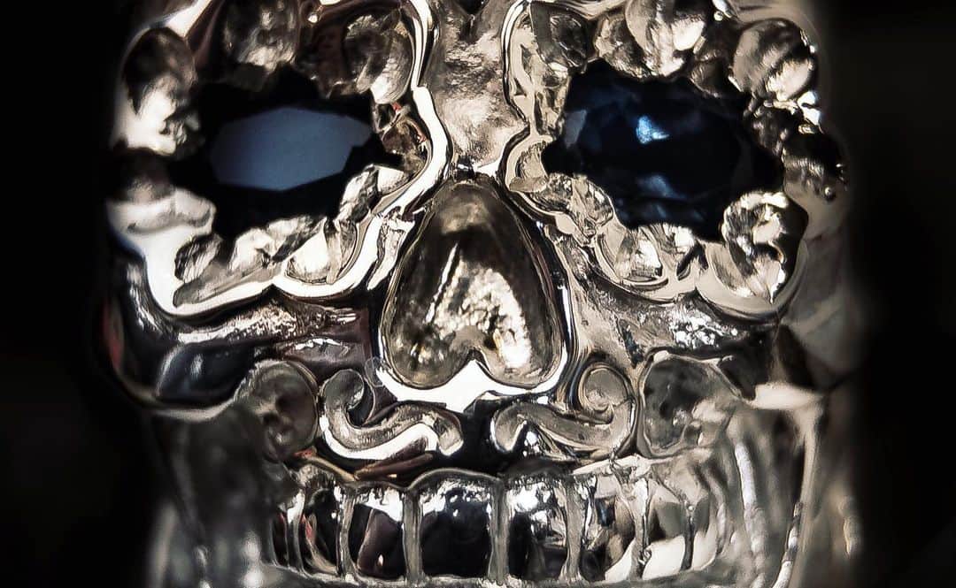 クレイジーピッグさんのインスタグラム写真 - (クレイジーピッグInstagram)「Easily one of my favourite rings from Crazy Pig Designs 🤘💀🤘 what’s yours? #comment #favourite #candyskull #mexican #díademuertos #flowers #detail #handcarved #gothic #skull #ring #jewellery #silver」2月12日 5時19分 - crazypigdesignslondon