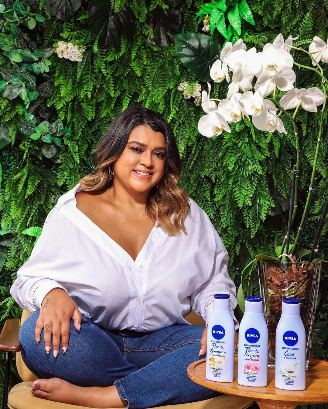 Preta Gilのインスタグラム：「Tudo o que eu queria hoje era estar na praia, tomando um sol, uma água de coco, fazendo aquele esquenta pré carnaval, mas como não tá rolando fazer isso agora, eu dou o meu jeito de me sentir lá. Como? Fazendo o meu momento relax com o novo hidratante NIVEA Óleos Essenciais de @niveabrasil. Além de super hidratante, a fragrância me traz uma sensação de calma, tranquilidade, E se você também tá nessa vibe, aproveite seu momento de auto cuidado, em segurança e venha aproveitar o carnaval comigo numa live linda e solidária no dia 14/02, eu e NIVEA estaremos lá esperando vocês!」