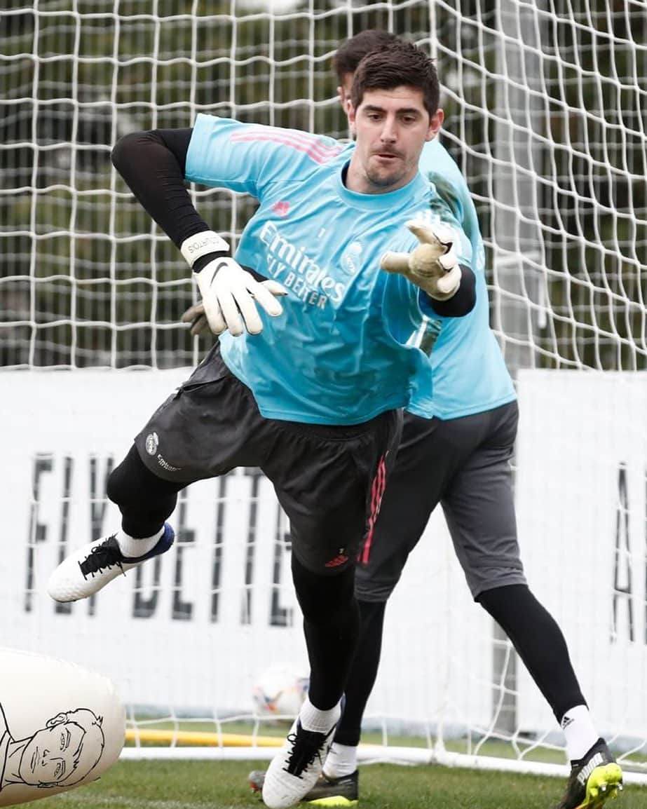 ティボ・クルトゥワのインスタグラム：「Entrenar duro para seguir mejorando! Otra buena jornada! #HalaMadrid」