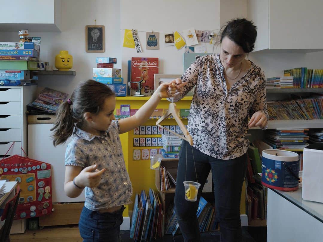 ルモンドのインスタグラム：「Face à la perspective d’une stricte limitation de l’instruction en famille souhaitée par le gouvernement pour lutter contre le « séparatisme islamiste » et les « dérives sectaires », les « parents instructeurs » estiment être les victimes collatérales d’un projet de loi qui ne les visent pas. L’occasion de démontrer que, même si elles sont une minorité – l’instruction à domicile concerne 62 000 enfants, sur un total de 12,4 millions d’élèves –, elles savent donner de la voix : interpellations du ministre de l’éducation, de députés et de sénateurs, visites en mairies, manifestations en région, pétitions en ligne, courriers aux médias…⁣ « On fera comme beaucoup d’autres familles, on essaiera de contourner le problème », glisse avec franchise Johanna Doron, mère de deux enfants de 9 et 5 ans. La famille, installée à Tourcoing, dans les Hauts-de-France à quelques kilomètres de la frontière belge, n’exclut pas de la traverser : « Il faudra se soumettre à un examen en fin de cycle, c’est comme ça que l’école à la maison fonctionne en Belgique, explique l’ancienne enseignante reconvertie dans la communication. Mais c’est toujours mieux que de vivre avec une épée de Damoclès au-dessus de sa tête. »⁣ -⁣ 1 : Loïs, 9 ans et demi, apprend les mesures avec sa mère, Johanna Doron, 36 ans, à l’aide d’une balance, chez elles à Tourcoing (Nord), le 10 février⁣ 2-4-6-8 : Dans la pièce dédiée à l'instruction chez les Doron⁣ 3-7 : Atelier cuisine au cours duquel les enfants font du calcul, lisent, apprennent du nouveau vocabulaire. Les deux enfants, Loïs et Pablo (5 ans et demi) y participent⁣ 5 : Récréation dans le jardin⁣ 9: Loïs écoute une histoire avec sa conteuse interactive⁣ -⁣ Photos : Aimée Thirion #PourLeMonde⁣ -⁣ #education #ecole #enfants」