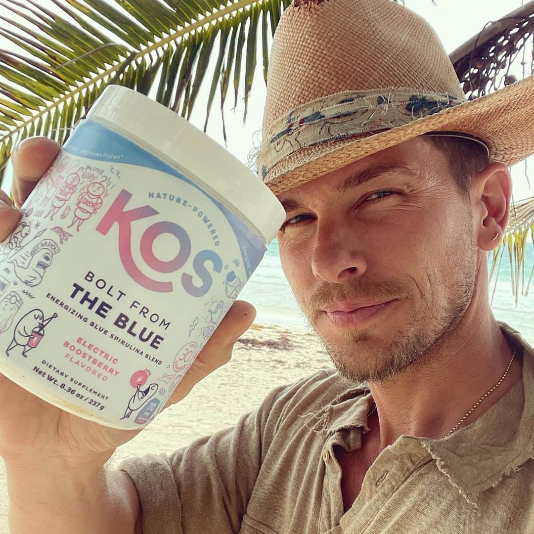 のインスタグラム：「So proud of our team at @kos , After learning of their amazing vision and great leadership. I Invested and came on board the @Kos team over a year ago. Proud to say now we are currently in over 33,000 points of distribution. And currently giving over 10 million meals to families in need. By teaming up with @feedingamerica You can find us in all @wholefoods @target @heb @walmart @amazon to name a few. Check us out at www.Kos.com for more information. Follow us on the gram, We’re always doing amazing giveaways! Oh yeah PS “Bolt from the Blue” is the cleanest energy you can get.」