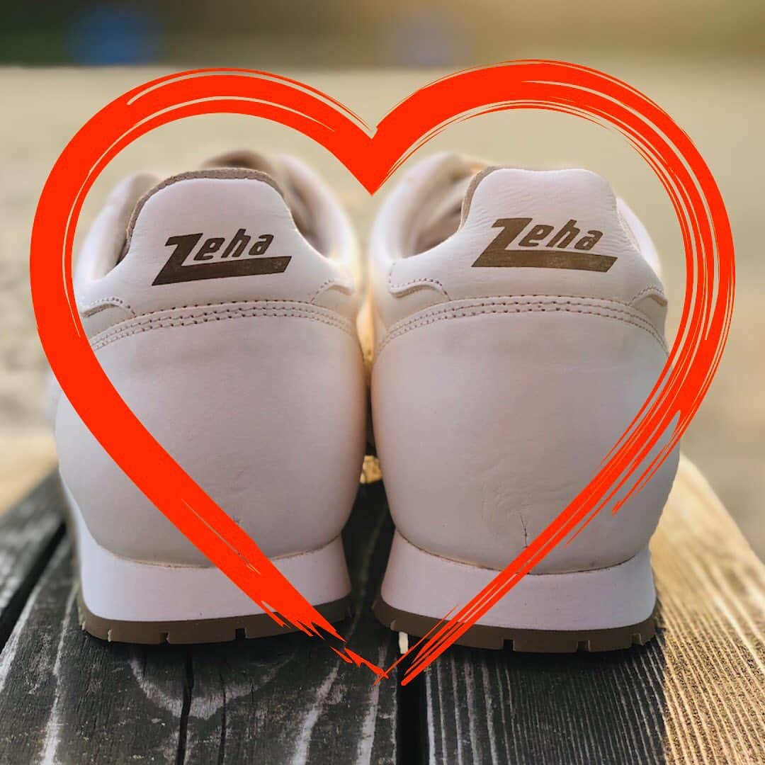 ツェハさんのインスタグラム写真 - (ツェハInstagram)「Valentins Tag Special 💥 ERHALTE NEWS GESCHENKE UND SUPER ANGEBOTE @ #Zeha #Berlin NEWSLETTER ♥️ https://www.zeha-berlin.de/newsletter/ Ein besonderes Feature des Marathons, ein in den 80-er Jahren entstandener Leichtathletik Laufschuh, ist die akkurate Bearbeitung der Sohle, welche zum leichten EVA-Teil eine Lederbrandsohle als Zwischenlage zur gepolsterten Kalbslederinnensohle aufweist. Dieses Detail führt zu einer höheren Stabilität des Schuhs und besseren Laufeigenschaft. Die für den Fußknöchel geformte Einstiegspartie ist, wie beim Olympia, gepolstert und schützt die Achillessehne. Die Perforierung des Kalbsleders begünstigt die Luftzirkulation um den Fuß.  Handmade in Portugal. Größenhinweis - Kunden, die tendenziell zu Zwischengrößen neigen empfehlen wir, dieses Modell eine Nummer größer zu bestellen.  #liebedeineschuhe #sneaker #shoescare #retro #vintage #club #carlhässner #shoecare #liebedeineschuhe #valentinstag #love #liebe #shoes #valentinstaggeschenk #valentinsgift」2月12日 5時43分 - zehaberlin