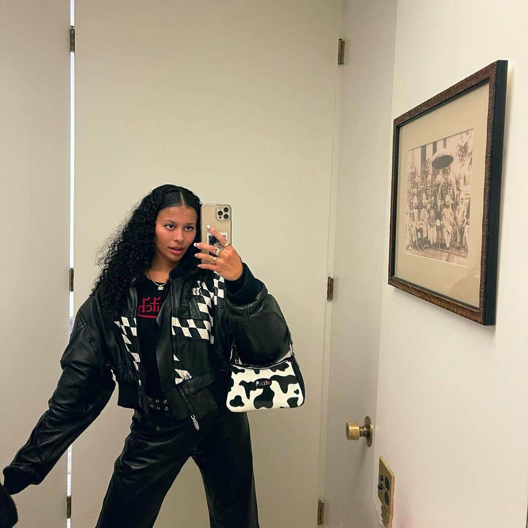Sami Miroのインスタグラム：「Dearest Mirror Selfie, It’s been a minute.」