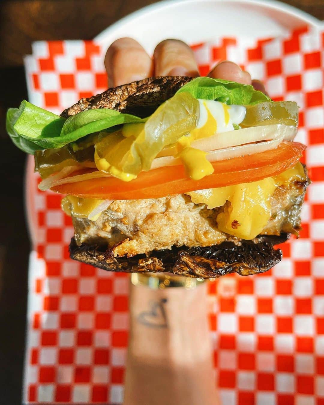 Sascha Barbozaのインスタグラム：「Hamburguesa de pavo con hongos portobellos en lugar de pan. quedó espectacular! Pueden usar en lugar de los hongos pan integral de hamburguesa y se acerca más a la versión tradicional, pueden usar hojas grandes de lechuga también en lugar de hongos o pan.   2 libras de pavo molido. Un huevo grande batido. Dos dientes de ajo machacados.  1 Cucharada de Salsa inglesa (Worcestershire). 2 Cucharadas de Perejil picado. Sal a gusto.  Pimienta negra recién molida.  Mezcla todos esos ingredientes y haz las carnes de pavo, colócalas en una plancha, deja que dore de un lado, apenas las volteas, pon una rebanada de queso del lado que ya está dorado, yo use uno vegano, puedes usar el que quieras o no usar. . Cosas imprescindibles para mí en una hamburguesa: queso derretido, mayonesa, que en este caso, es una versión sana usé Light, pepinillos, cebolla, tomate rebanado fino, lechuga y mostaza🤪👌🏼」