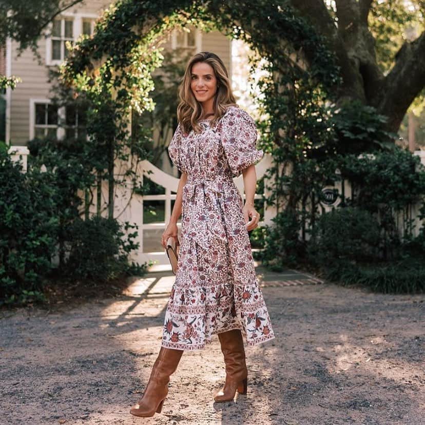 レフラーランドールのインスタグラム：「We just got a new batch of our sold out Juliana dress in provincial floral cotton, worn with Goldy boots by @juliaberolzheimer ❤️」