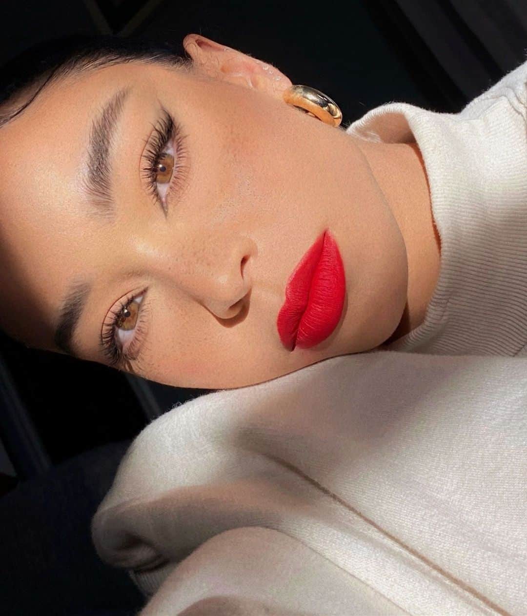 Revlonさんのインスタグラム写真 - (RevlonInstagram)「Take it from @alissajanay: "Valentine or not, a red lip can always make you feel confident and ready to be a baddie all day 😏❤️" So throw on a shade like NEW #ColorStay Satin Ink in Fire & Ice (015) and get on with your bad self #LeaveThemOnRed」2月12日 5時45分 - revlon
