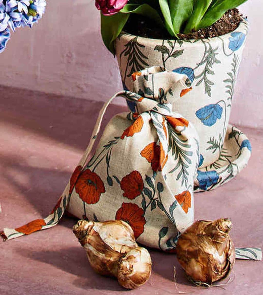 マーサ・スチュワートさんのインスタグラム写真 - (マーサ・スチュワートInstagram)「Dress up your standard terra-cotta pots with floral-print linens- no sewing required. To add fresh petals, simply slip a peak-season hyacinth or tulips (in their original vessel) inside. Get the full how-to in our Jan/Feb issue or at the link in bio. 📷: @ryanliebe created by: @naomidemanana」2月12日 5時54分 - marthastewart