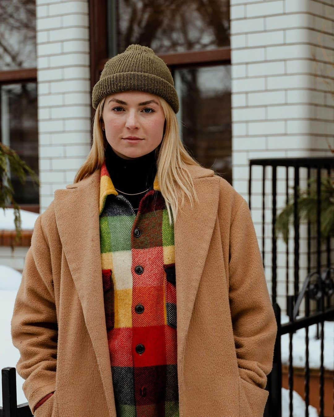 オリヴィア・スマートのインスタグラム：「My face says a mix of its -10 degrees and I’m bloody cold, yet I’m happy to be out on a stroll with my talented friend @rosalieanne_photographe 🥸」