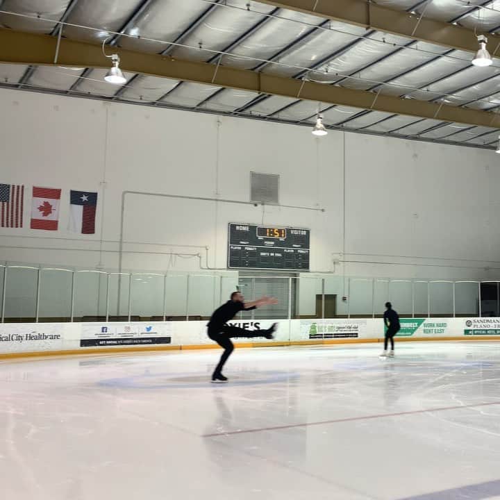アシュリー・ケインのインスタグラム：「All our coach said was, “Present her on the landing.” This was Timothy’s creativity at work👏🏻 Do you think it will give us a higher GOE?   🎥 @rique2008」