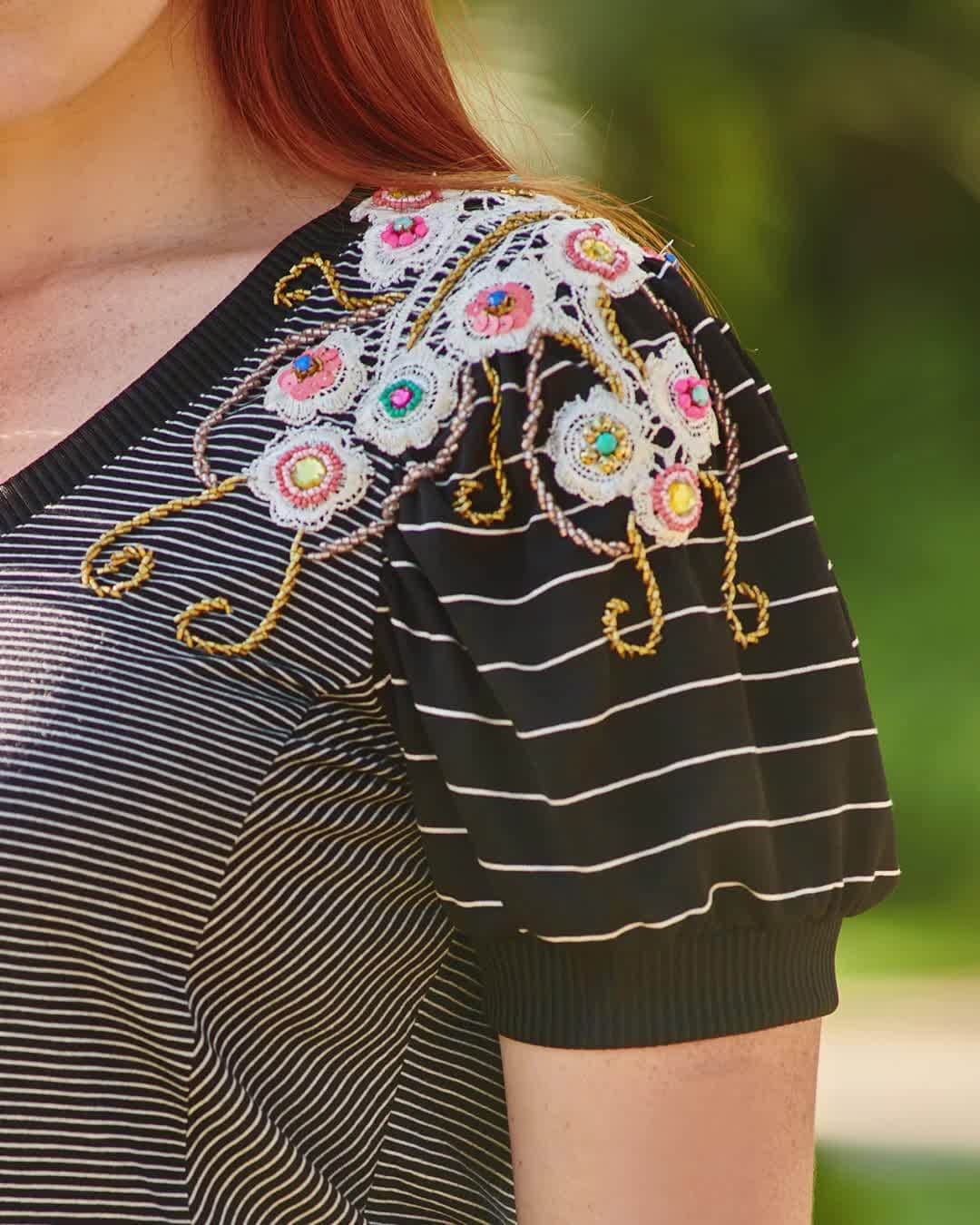 DECÊNCIAのインスタグラム：「Quem não ama unir praticidade e estilo em uma só peça? Por isso a blusa p&b com bordado sempre é uma opção para os looks do dia-a-dia em qualquer estação. Aperte o play e veja de perto o nosso bordado de linha e pedrarias! 😍 #decencia #modaplussize #plussizefashion #moda #bodypositive #bordadoplussize」