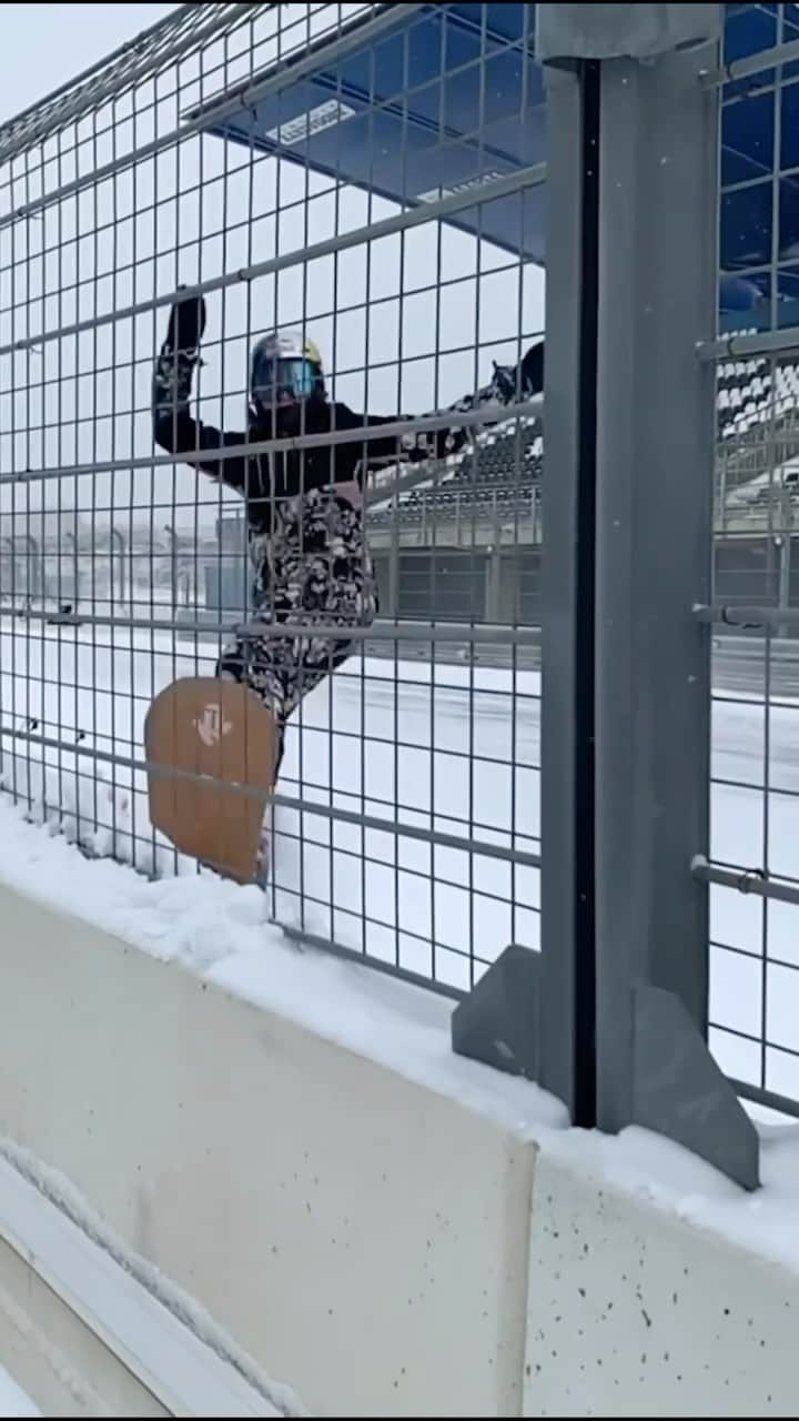 レッドブルのインスタグラム：「no one: there's snow way you can board on the @circuitzandvoort F1 track  @peperkampmelissa: leave it with me 👋  #redbull #givesyouwiiings #f1 #snowboard #ramp #behindthescenes #homemade #drone #buggy」