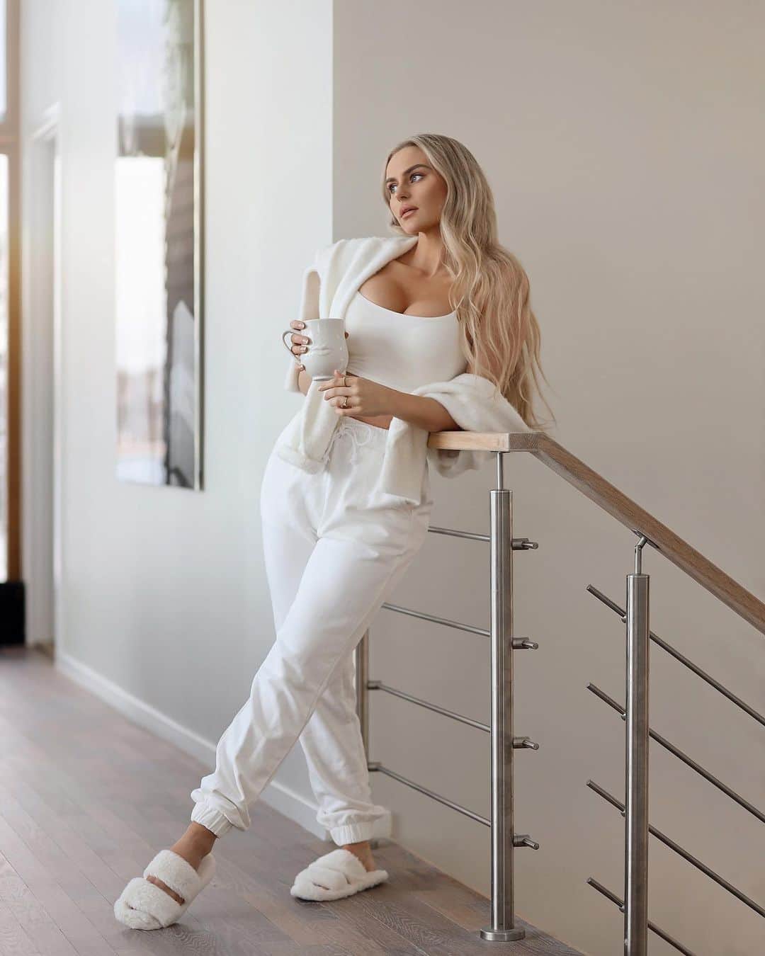 Anna Nyströmのインスタグラム：「[ Paid partnership @fashionnova ]  Todays morning routine - Coffee & yoga. Also, a cozy outfit like this is a must 🤍 fashionnovapartner」