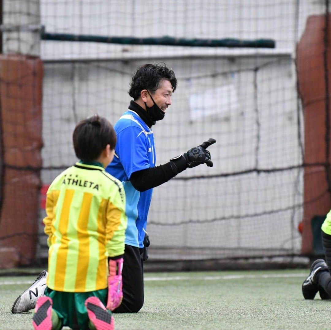 加藤順大さんのインスタグラム写真 - (加藤順大Instagram)「おはようございます☀ . . @matchamore_kyoto_yamashiro  はクラウドファンディングに挑戦しています。  「学びたくても学べない」「サッカーがしたくてもできない」子どもたち。 マッチャモーレ京都山城は、このような社会的課題に向き合い、環境にかかわらず、すべての子供たちにサッカー、そしてスポーツを楽しむ機会を与えたい。そして、それによって、子供たちの考える力、生きる力を育むことこそ、Sports For Everyoneの目的としています。  ヨーロッパでは子どもたちが平等にスポーツを楽しむ機会が与えられることは当たり前のことと考えられています。それは地域に人や企業がサポートすることで成り立ち、地域で子どもたちの成長を見守っていく文化があります。  私たちマッチャモーレ京都山城はそのモデルケースを作り上げたいのです。  ぜひ私たちとともに良い社会を未来に残しませんか。  子どもの成長をみんなで見守り、子どもを安心して任せられる社会を作りたい。  ただ、私たちの力だけではなかなかうまくはいきません。  ぜひみなさんと一緒にこれを実現させていただけないでしょうか。  ご賛同よろしくお願いします。 . . . リターン品としてマッチャモーレ京都山城の初代ゴールキーパーユニフォームを追加しました。 今のところクラウドファンディングのキャンプファイヤー限定となっています！！ ゴールキーパーユニフォームと一緒に僕からの一人一人に感謝の手紙も送らせて下さい。 たくさんの皆さんのご賛同本当に感謝しています。 目標金額まで残り少し。 是非よろしくお願いします🙇‍♂️  マッチャモーレ京都山城の初代ゴールキーパーユニフォームをお送りさせていただきます。   また初代ユニフォーム購入者としてホームページにお名前を掲示させていただきます！  クラブが存続する限り、永遠に掲示させていただきます！   #ナカマー」2月12日 6時13分 - nobuhiro1