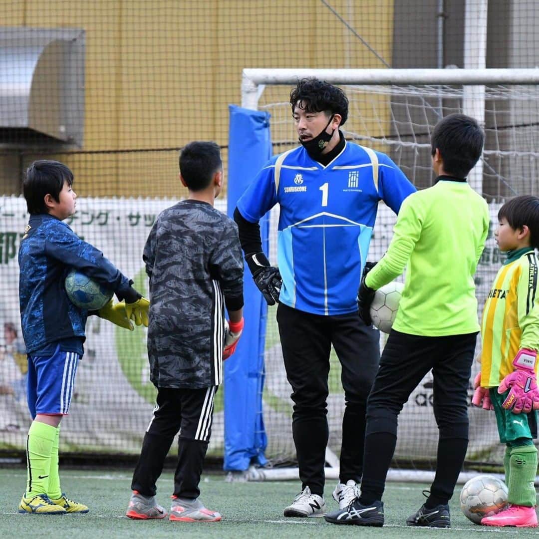 加藤順大さんのインスタグラム写真 - (加藤順大Instagram)「おはようございます☀ . . @matchamore_kyoto_yamashiro  はクラウドファンディングに挑戦しています。  「学びたくても学べない」「サッカーがしたくてもできない」子どもたち。 マッチャモーレ京都山城は、このような社会的課題に向き合い、環境にかかわらず、すべての子供たちにサッカー、そしてスポーツを楽しむ機会を与えたい。そして、それによって、子供たちの考える力、生きる力を育むことこそ、Sports For Everyoneの目的としています。  ヨーロッパでは子どもたちが平等にスポーツを楽しむ機会が与えられることは当たり前のことと考えられています。それは地域に人や企業がサポートすることで成り立ち、地域で子どもたちの成長を見守っていく文化があります。  私たちマッチャモーレ京都山城はそのモデルケースを作り上げたいのです。  ぜひ私たちとともに良い社会を未来に残しませんか。  子どもの成長をみんなで見守り、子どもを安心して任せられる社会を作りたい。  ただ、私たちの力だけではなかなかうまくはいきません。  ぜひみなさんと一緒にこれを実現させていただけないでしょうか。  ご賛同よろしくお願いします。 . . . リターン品としてマッチャモーレ京都山城の初代ゴールキーパーユニフォームを追加しました。 今のところクラウドファンディングのキャンプファイヤー限定となっています！！ ゴールキーパーユニフォームと一緒に僕からの一人一人に感謝の手紙も送らせて下さい。 たくさんの皆さんのご賛同本当に感謝しています。 目標金額まで残り少し。 是非よろしくお願いします🙇‍♂️  マッチャモーレ京都山城の初代ゴールキーパーユニフォームをお送りさせていただきます。   また初代ユニフォーム購入者としてホームページにお名前を掲示させていただきます！  クラブが存続する限り、永遠に掲示させていただきます！   #ナカマー」2月12日 6時13分 - nobuhiro1