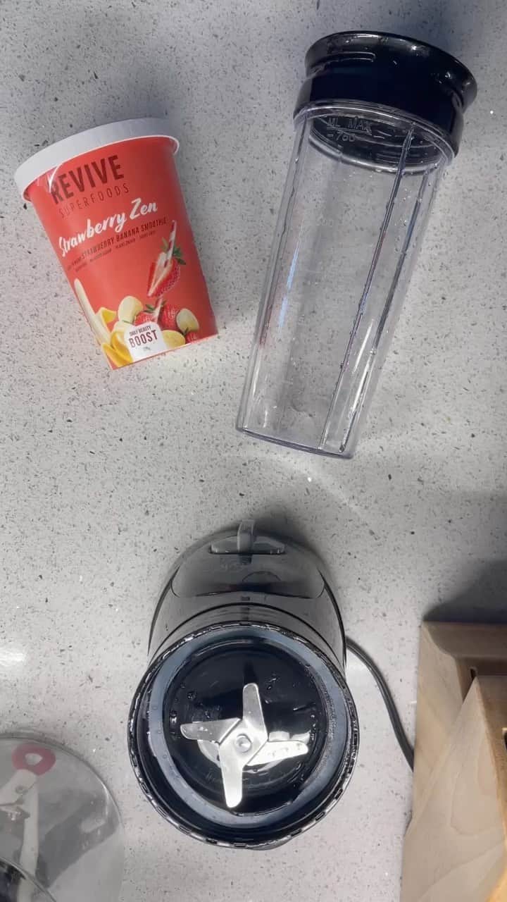 アシュリー・ヘンダーソンのインスタグラム：「Want a healthier diet? Having troubles staying consistent? Thanks to @revivesuperfoods their smoothies have helped me keep a healthy, balanced and nutritious diet.🍓🍑🌱🍌🍍🥥  GLUTEN-FREE, VEGAN FRIENDLY 🌱  These 30 second ready-to-blend superfood smoothies are super delicious and saves me time in the morning to get ready for practice.  You can too add these delicious smoothies to your diet. Use my code: ashhenderson55 and enjoy 55% off your first box. You won’t regret it. Enjoy!!」