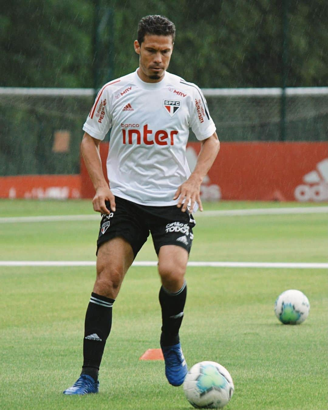 São Paulo FCさんのインスタグラム写真 - (São Paulo FCInstagram)「Reapresentação e início dos preparativos para o duelo com o Grêmio no próximo domingo (14), às 20h30, em Porto Alegre, pelo @Brasileirao. ⠀⠀⠀⠀⠀⠀⠀⠀⠀ #VamosSãoPaulo 🇾🇪 ⠀⠀⠀⠀⠀⠀⠀⠀⠀ 📸 Erico Leonan / saopaulofc」2月12日 6時19分 - saopaulofc