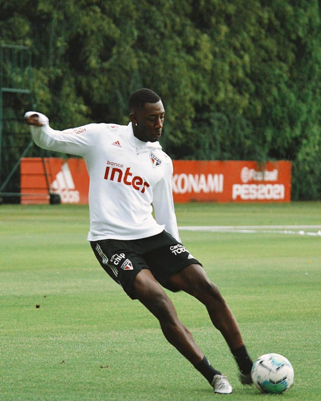 São Paulo FCさんのインスタグラム写真 - (São Paulo FCInstagram)「Reapresentação e início dos preparativos para o duelo com o Grêmio no próximo domingo (14), às 20h30, em Porto Alegre, pelo @Brasileirao. ⠀⠀⠀⠀⠀⠀⠀⠀⠀ #VamosSãoPaulo 🇾🇪 ⠀⠀⠀⠀⠀⠀⠀⠀⠀ 📸 Erico Leonan / saopaulofc」2月12日 6時19分 - saopaulofc