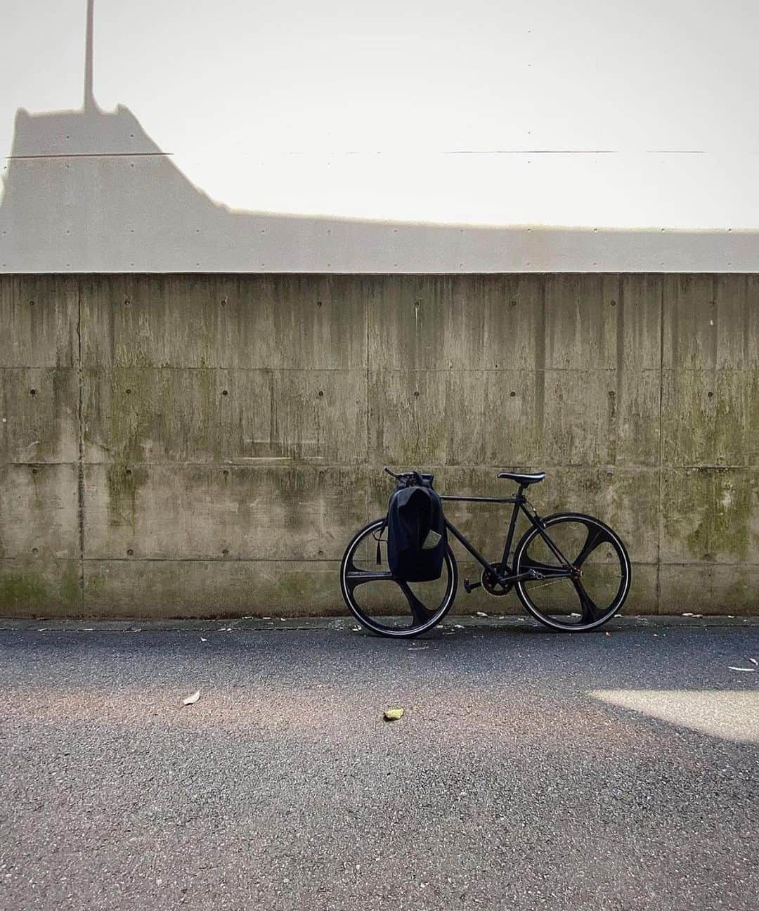 コートエシエルさんのインスタグラム写真 - (コートエシエルInstagram)「Easy like a Friday morning. / pic by @situs.daily 📸 . . . . #coteetciel #designedinparis #streetmobs #urbanstreetwear #urbanstreetphotogallery #urbanandstreet #streetmagazines #bagdetails #detailsoftheday #detailsmatter #streetactivity #urbangathering #visualarchitects #bagsaddict #bagscollection #estheticlabel #createcommune #urbanaisle #killyourcity #tonekillers #streetshared #ootd #backpackdesign #tonekiller #citykillerz #meandmybike #dailycommute #bikeride #bikefam #bikekingz」2月12日 6時20分 - coteetciel