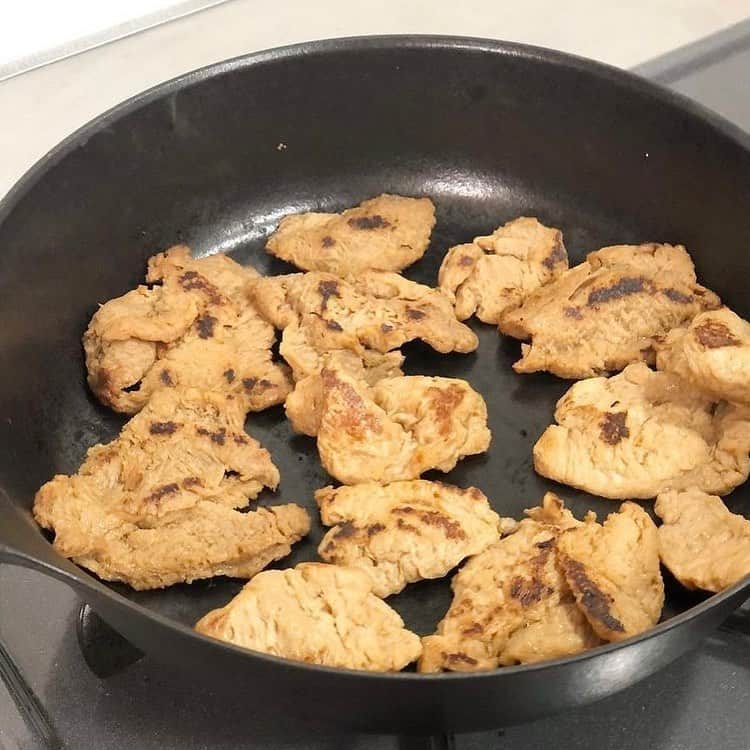 なでしこ健康生活さんのインスタグラム写真 - (なでしこ健康生活Instagram)「Repost from @sayakitchen   Plant powered lunch🌱💪 Protein 54.2g / 842kcal  ☑︎Soy meat @nextmeatsjapan  ☑︎Brown rice mixed  with many kinds of grains ☑︎Salad ☑︎Chickpea soup with Enoki mushroom @mushroom_prince_official  ☑︎Natto, Nagaimo, Hijiki, Mekabu,Fukujinzuke, Japanese leek(Naganegi)  You can get a plenty protein from plants❤️  今日のランチは、初めてネクストミーツさん @nextmeatsjapan の焼肉（カルビとハラミ）をいただきました。  ネクストミーツさんは  代替肉で地球の未来をつくる 地球環境の悪化と人口爆発による 食糧危機への対策として 我々ができることは、 食肉を減らすということ。 ネクストミーツ株式会社は、 地球の未来をより良くするため 「代替肉・植物肉・人工肉」に着目し、 その研究開発を行なっています。 ー公式サイトよりー  このような素晴らしい理念でどんどん新しい代替え肉の開発をされていて、今メディアでも頻繁に取り上げられています。  大豆の新しい美味しさ発見！という感じで、ヘルシーで味付けも濃くなくて、でも噛めば噛むほど味が広がり、食感もフライパンで焼いた表面のカリカリと中の柔らかさが相まって、とても美味しかったです。  これまで大豆ソーセージや大豆ハンバーグなどの加工品をあまり食べてこなかったのですが、豆の秘めた可能性…ものすごいポテンシャルを感じました。  今日は少々大豆に偏ってしまったのですが ☑︎ネクストミーツさんの焼肉 ☑︎雑穀玄米 @nadeshiko_healthy_life  ☑︎サラダ ☑︎ひよこ豆とえのきのスープ @mushroom_prince_official  ☑︎納豆、長芋すりおろし、めかぶ、ひじき、福神漬け、長ネギ  のランチでした。 842kcalながらもタンパク質が54.2gも含まれる内容になりました（頑張って電卓叩きました🤣）。 ちなみにこれは夫用で、私は47.6g/741kcalでした（量の違い。それでもタンパク質量はかなり多いですね）。  タンパク質の必要摂取量に関しては、最近また諸説飛び交っておりまして体重×1.0g〜2.0gと幅広いですが、この話はまた別途。  ひとつ言えるのは、タンパク質量が多いから良いというものではないということ。  良質な植物性タンパク質を、それぞれの食材から少しずつ摂り、ゆっくり身体に吸収される【スロータンパク質】が、様々な研究結果からも、人間の身体には合っていると考えています。  普段の食事でタンパク質量をほんの少しでも増やすポイントは  ✌️白米→玄米＆雑穀米にする🌾 ✌️麺類→全粒粉パスタ/玄米パスタ/十割蕎麦にする🍝 ✌️出来るだけ皮ごと・根ごと・丸ごと食べる🥕  これだけでもかなりちがってきます。  コツコツ、継続はチカラなり。 大変なことしていないのに、ちょいプラス⤴︎というのもポイントです🤓ハイ  ご馳走様でした🙏✨  #nextmeat #nextmeats #plantbased #plantbasedfood #plantbasedwholefood #plantbasedwholefoods #plantbasedathlete #plantpower #plantbasedrunner #brownrice #プラントベースアスリートフード」2月12日 6時29分 - nadeshiko_healthy_life