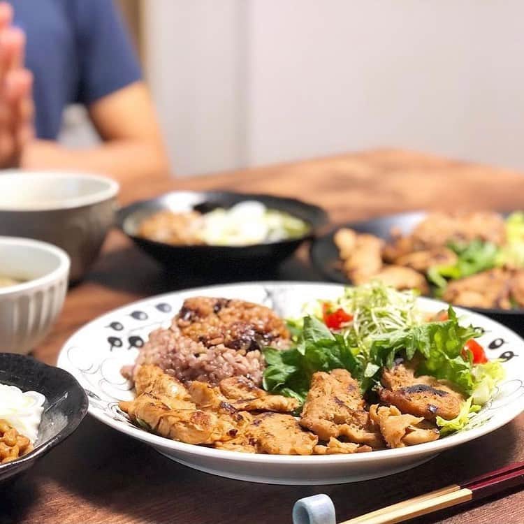 なでしこ健康生活さんのインスタグラム写真 - (なでしこ健康生活Instagram)「Repost from @sayakitchen   Plant powered lunch🌱💪 Protein 54.2g / 842kcal  ☑︎Soy meat @nextmeatsjapan  ☑︎Brown rice mixed  with many kinds of grains ☑︎Salad ☑︎Chickpea soup with Enoki mushroom @mushroom_prince_official  ☑︎Natto, Nagaimo, Hijiki, Mekabu,Fukujinzuke, Japanese leek(Naganegi)  You can get a plenty protein from plants❤️  今日のランチは、初めてネクストミーツさん @nextmeatsjapan の焼肉（カルビとハラミ）をいただきました。  ネクストミーツさんは  代替肉で地球の未来をつくる 地球環境の悪化と人口爆発による 食糧危機への対策として 我々ができることは、 食肉を減らすということ。 ネクストミーツ株式会社は、 地球の未来をより良くするため 「代替肉・植物肉・人工肉」に着目し、 その研究開発を行なっています。 ー公式サイトよりー  このような素晴らしい理念でどんどん新しい代替え肉の開発をされていて、今メディアでも頻繁に取り上げられています。  大豆の新しい美味しさ発見！という感じで、ヘルシーで味付けも濃くなくて、でも噛めば噛むほど味が広がり、食感もフライパンで焼いた表面のカリカリと中の柔らかさが相まって、とても美味しかったです。  これまで大豆ソーセージや大豆ハンバーグなどの加工品をあまり食べてこなかったのですが、豆の秘めた可能性…ものすごいポテンシャルを感じました。  今日は少々大豆に偏ってしまったのですが ☑︎ネクストミーツさんの焼肉 ☑︎雑穀玄米 @nadeshiko_healthy_life  ☑︎サラダ ☑︎ひよこ豆とえのきのスープ @mushroom_prince_official  ☑︎納豆、長芋すりおろし、めかぶ、ひじき、福神漬け、長ネギ  のランチでした。 842kcalながらもタンパク質が54.2gも含まれる内容になりました（頑張って電卓叩きました🤣）。 ちなみにこれは夫用で、私は47.6g/741kcalでした（量の違い。それでもタンパク質量はかなり多いですね）。  タンパク質の必要摂取量に関しては、最近また諸説飛び交っておりまして体重×1.0g〜2.0gと幅広いですが、この話はまた別途。  ひとつ言えるのは、タンパク質量が多いから良いというものではないということ。  良質な植物性タンパク質を、それぞれの食材から少しずつ摂り、ゆっくり身体に吸収される【スロータンパク質】が、様々な研究結果からも、人間の身体には合っていると考えています。  普段の食事でタンパク質量をほんの少しでも増やすポイントは  ✌️白米→玄米＆雑穀米にする🌾 ✌️麺類→全粒粉パスタ/玄米パスタ/十割蕎麦にする🍝 ✌️出来るだけ皮ごと・根ごと・丸ごと食べる🥕  これだけでもかなりちがってきます。  コツコツ、継続はチカラなり。 大変なことしていないのに、ちょいプラス⤴︎というのもポイントです🤓ハイ  ご馳走様でした🙏✨  #nextmeat #nextmeats #plantbased #plantbasedfood #plantbasedwholefood #plantbasedwholefoods #plantbasedathlete #plantpower #plantbasedrunner #brownrice #プラントベースアスリートフード」2月12日 6時29分 - nadeshiko_healthy_life