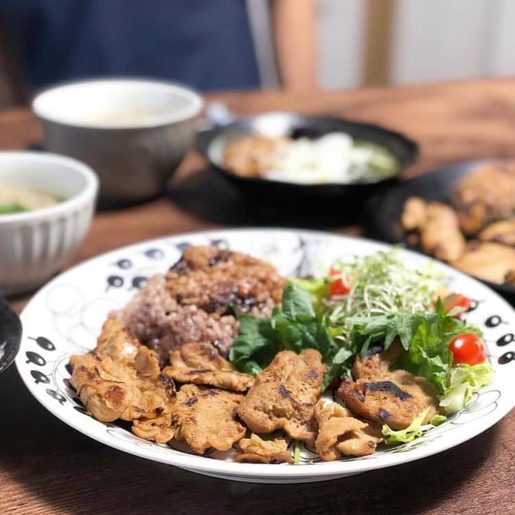 なでしこ健康生活さんのインスタグラム写真 - (なでしこ健康生活Instagram)「Repost from @sayakitchen   Plant powered lunch🌱💪 Protein 54.2g / 842kcal  ☑︎Soy meat @nextmeatsjapan  ☑︎Brown rice mixed  with many kinds of grains ☑︎Salad ☑︎Chickpea soup with Enoki mushroom @mushroom_prince_official  ☑︎Natto, Nagaimo, Hijiki, Mekabu,Fukujinzuke, Japanese leek(Naganegi)  You can get a plenty protein from plants❤️  今日のランチは、初めてネクストミーツさん @nextmeatsjapan の焼肉（カルビとハラミ）をいただきました。  ネクストミーツさんは  代替肉で地球の未来をつくる 地球環境の悪化と人口爆発による 食糧危機への対策として 我々ができることは、 食肉を減らすということ。 ネクストミーツ株式会社は、 地球の未来をより良くするため 「代替肉・植物肉・人工肉」に着目し、 その研究開発を行なっています。 ー公式サイトよりー  このような素晴らしい理念でどんどん新しい代替え肉の開発をされていて、今メディアでも頻繁に取り上げられています。  大豆の新しい美味しさ発見！という感じで、ヘルシーで味付けも濃くなくて、でも噛めば噛むほど味が広がり、食感もフライパンで焼いた表面のカリカリと中の柔らかさが相まって、とても美味しかったです。  これまで大豆ソーセージや大豆ハンバーグなどの加工品をあまり食べてこなかったのですが、豆の秘めた可能性…ものすごいポテンシャルを感じました。  今日は少々大豆に偏ってしまったのですが ☑︎ネクストミーツさんの焼肉 ☑︎雑穀玄米 @nadeshiko_healthy_life  ☑︎サラダ ☑︎ひよこ豆とえのきのスープ @mushroom_prince_official  ☑︎納豆、長芋すりおろし、めかぶ、ひじき、福神漬け、長ネギ  のランチでした。 842kcalながらもタンパク質が54.2gも含まれる内容になりました（頑張って電卓叩きました🤣）。 ちなみにこれは夫用で、私は47.6g/741kcalでした（量の違い。それでもタンパク質量はかなり多いですね）。  タンパク質の必要摂取量に関しては、最近また諸説飛び交っておりまして体重×1.0g〜2.0gと幅広いですが、この話はまた別途。  ひとつ言えるのは、タンパク質量が多いから良いというものではないということ。  良質な植物性タンパク質を、それぞれの食材から少しずつ摂り、ゆっくり身体に吸収される【スロータンパク質】が、様々な研究結果からも、人間の身体には合っていると考えています。  普段の食事でタンパク質量をほんの少しでも増やすポイントは  ✌️白米→玄米＆雑穀米にする🌾 ✌️麺類→全粒粉パスタ/玄米パスタ/十割蕎麦にする🍝 ✌️出来るだけ皮ごと・根ごと・丸ごと食べる🥕  これだけでもかなりちがってきます。  コツコツ、継続はチカラなり。 大変なことしていないのに、ちょいプラス⤴︎というのもポイントです🤓ハイ  ご馳走様でした🙏✨  #nextmeat #nextmeats #plantbased #plantbasedfood #plantbasedwholefood #plantbasedwholefoods #plantbasedathlete #plantpower #plantbasedrunner #brownrice #プラントベースアスリートフード」2月12日 6時29分 - nadeshiko_healthy_life