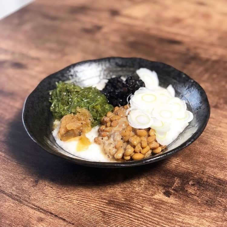 なでしこ健康生活さんのインスタグラム写真 - (なでしこ健康生活Instagram)「Repost from @sayakitchen   Plant powered lunch🌱💪 Protein 54.2g / 842kcal  ☑︎Soy meat @nextmeatsjapan  ☑︎Brown rice mixed  with many kinds of grains ☑︎Salad ☑︎Chickpea soup with Enoki mushroom @mushroom_prince_official  ☑︎Natto, Nagaimo, Hijiki, Mekabu,Fukujinzuke, Japanese leek(Naganegi)  You can get a plenty protein from plants❤️  今日のランチは、初めてネクストミーツさん @nextmeatsjapan の焼肉（カルビとハラミ）をいただきました。  ネクストミーツさんは  代替肉で地球の未来をつくる 地球環境の悪化と人口爆発による 食糧危機への対策として 我々ができることは、 食肉を減らすということ。 ネクストミーツ株式会社は、 地球の未来をより良くするため 「代替肉・植物肉・人工肉」に着目し、 その研究開発を行なっています。 ー公式サイトよりー  このような素晴らしい理念でどんどん新しい代替え肉の開発をされていて、今メディアでも頻繁に取り上げられています。  大豆の新しい美味しさ発見！という感じで、ヘルシーで味付けも濃くなくて、でも噛めば噛むほど味が広がり、食感もフライパンで焼いた表面のカリカリと中の柔らかさが相まって、とても美味しかったです。  これまで大豆ソーセージや大豆ハンバーグなどの加工品をあまり食べてこなかったのですが、豆の秘めた可能性…ものすごいポテンシャルを感じました。  今日は少々大豆に偏ってしまったのですが ☑︎ネクストミーツさんの焼肉 ☑︎雑穀玄米 @nadeshiko_healthy_life  ☑︎サラダ ☑︎ひよこ豆とえのきのスープ @mushroom_prince_official  ☑︎納豆、長芋すりおろし、めかぶ、ひじき、福神漬け、長ネギ  のランチでした。 842kcalながらもタンパク質が54.2gも含まれる内容になりました（頑張って電卓叩きました🤣）。 ちなみにこれは夫用で、私は47.6g/741kcalでした（量の違い。それでもタンパク質量はかなり多いですね）。  タンパク質の必要摂取量に関しては、最近また諸説飛び交っておりまして体重×1.0g〜2.0gと幅広いですが、この話はまた別途。  ひとつ言えるのは、タンパク質量が多いから良いというものではないということ。  良質な植物性タンパク質を、それぞれの食材から少しずつ摂り、ゆっくり身体に吸収される【スロータンパク質】が、様々な研究結果からも、人間の身体には合っていると考えています。  普段の食事でタンパク質量をほんの少しでも増やすポイントは  ✌️白米→玄米＆雑穀米にする🌾 ✌️麺類→全粒粉パスタ/玄米パスタ/十割蕎麦にする🍝 ✌️出来るだけ皮ごと・根ごと・丸ごと食べる🥕  これだけでもかなりちがってきます。  コツコツ、継続はチカラなり。 大変なことしていないのに、ちょいプラス⤴︎というのもポイントです🤓ハイ  ご馳走様でした🙏✨  #nextmeat #nextmeats #plantbased #plantbasedfood #plantbasedwholefood #plantbasedwholefoods #plantbasedathlete #plantpower #plantbasedrunner #brownrice #プラントベースアスリートフード」2月12日 6時29分 - nadeshiko_healthy_life