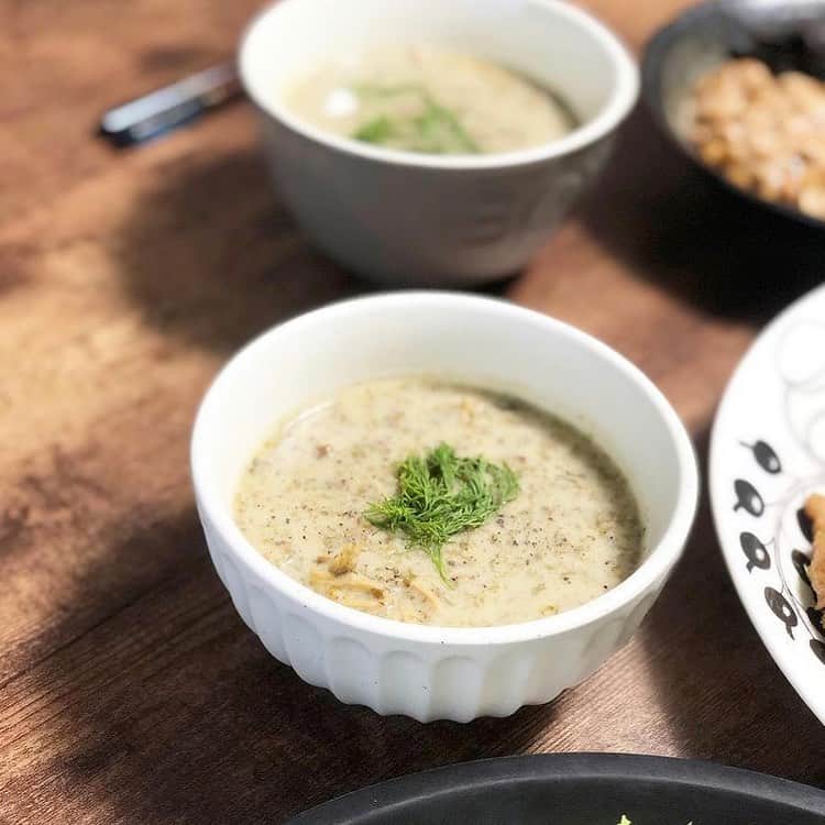 なでしこ健康生活さんのインスタグラム写真 - (なでしこ健康生活Instagram)「Repost from @sayakitchen   Plant powered lunch🌱💪 Protein 54.2g / 842kcal  ☑︎Soy meat @nextmeatsjapan  ☑︎Brown rice mixed  with many kinds of grains ☑︎Salad ☑︎Chickpea soup with Enoki mushroom @mushroom_prince_official  ☑︎Natto, Nagaimo, Hijiki, Mekabu,Fukujinzuke, Japanese leek(Naganegi)  You can get a plenty protein from plants❤️  今日のランチは、初めてネクストミーツさん @nextmeatsjapan の焼肉（カルビとハラミ）をいただきました。  ネクストミーツさんは  代替肉で地球の未来をつくる 地球環境の悪化と人口爆発による 食糧危機への対策として 我々ができることは、 食肉を減らすということ。 ネクストミーツ株式会社は、 地球の未来をより良くするため 「代替肉・植物肉・人工肉」に着目し、 その研究開発を行なっています。 ー公式サイトよりー  このような素晴らしい理念でどんどん新しい代替え肉の開発をされていて、今メディアでも頻繁に取り上げられています。  大豆の新しい美味しさ発見！という感じで、ヘルシーで味付けも濃くなくて、でも噛めば噛むほど味が広がり、食感もフライパンで焼いた表面のカリカリと中の柔らかさが相まって、とても美味しかったです。  これまで大豆ソーセージや大豆ハンバーグなどの加工品をあまり食べてこなかったのですが、豆の秘めた可能性…ものすごいポテンシャルを感じました。  今日は少々大豆に偏ってしまったのですが ☑︎ネクストミーツさんの焼肉 ☑︎雑穀玄米 @nadeshiko_healthy_life  ☑︎サラダ ☑︎ひよこ豆とえのきのスープ @mushroom_prince_official  ☑︎納豆、長芋すりおろし、めかぶ、ひじき、福神漬け、長ネギ  のランチでした。 842kcalながらもタンパク質が54.2gも含まれる内容になりました（頑張って電卓叩きました🤣）。 ちなみにこれは夫用で、私は47.6g/741kcalでした（量の違い。それでもタンパク質量はかなり多いですね）。  タンパク質の必要摂取量に関しては、最近また諸説飛び交っておりまして体重×1.0g〜2.0gと幅広いですが、この話はまた別途。  ひとつ言えるのは、タンパク質量が多いから良いというものではないということ。  良質な植物性タンパク質を、それぞれの食材から少しずつ摂り、ゆっくり身体に吸収される【スロータンパク質】が、様々な研究結果からも、人間の身体には合っていると考えています。  普段の食事でタンパク質量をほんの少しでも増やすポイントは  ✌️白米→玄米＆雑穀米にする🌾 ✌️麺類→全粒粉パスタ/玄米パスタ/十割蕎麦にする🍝 ✌️出来るだけ皮ごと・根ごと・丸ごと食べる🥕  これだけでもかなりちがってきます。  コツコツ、継続はチカラなり。 大変なことしていないのに、ちょいプラス⤴︎というのもポイントです🤓ハイ  ご馳走様でした🙏✨  #nextmeat #nextmeats #plantbased #plantbasedfood #plantbasedwholefood #plantbasedwholefoods #plantbasedathlete #plantpower #plantbasedrunner #brownrice #プラントベースアスリートフード」2月12日 6時29分 - nadeshiko_healthy_life