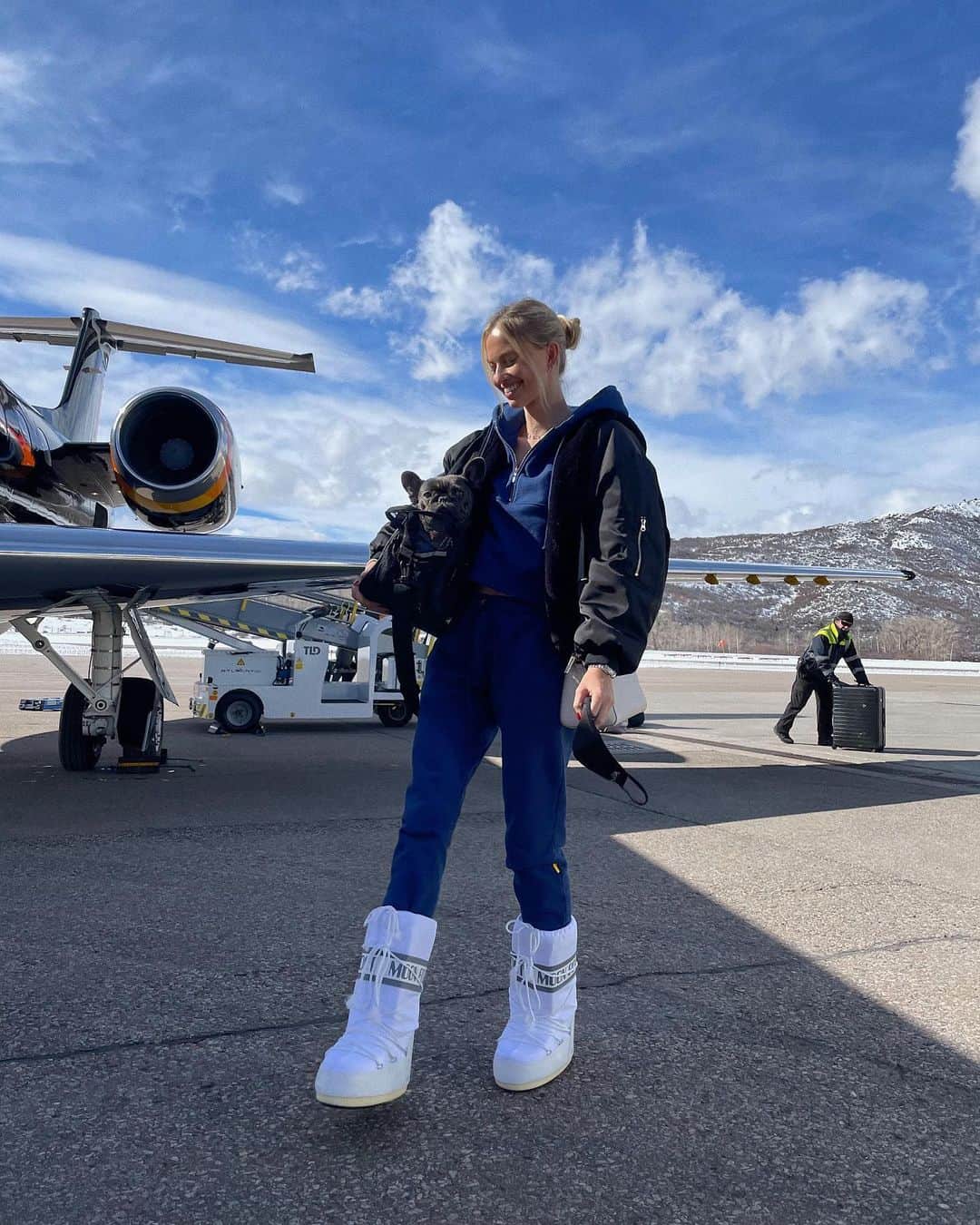 のインスタグラム：「La > Aspen 🤍 @aero thank you guys for the safe & easy flight 🛩🙏🏻 #goaero @aaaxxxsss」