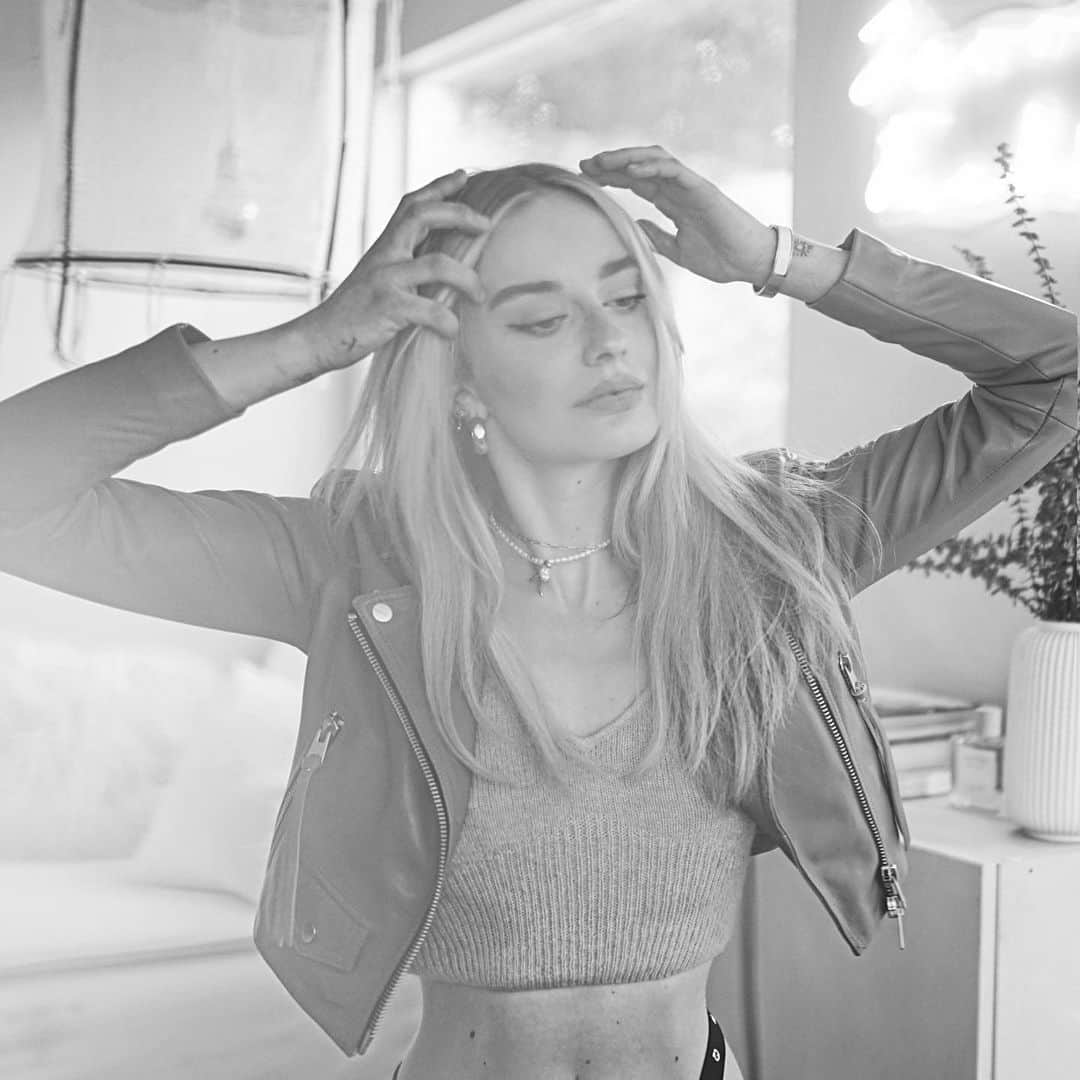 SONYA ESMANのインスタグラム：「What’s a scent that has always felt like love to you? I’d have to say mine is a toss up between wet asphalt, my grandparents’ cellar (погреб), and flintstones vitamins • Inspired by the sensual @allsaints fragrance Flora Mortis 🥀🖤 #AllSaintsFragrance #ForAll #gifted」