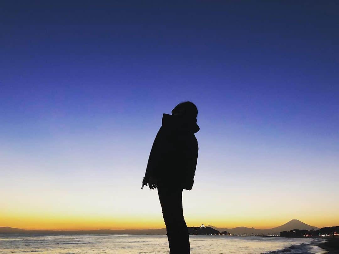 のインスタグラム：「最近、日本の時短営業のおかげで朝方生活を取り戻した前田けゑです。 #12時に寝て6時に起きる 外暗くて一瞬パニックになった  もう2月12日だよ^^;  焦ってはないけど時の流れの速さに驚いてる  何かやっていても、やらなくても同じ24時間  やっと朝にMacの電源つけるところから始めました  でもこれだけでもやらないよりは少し進歩  焦らずやろう 誰とも比べない 自分の歩幅で  #実兄と同じような画像にする弟」