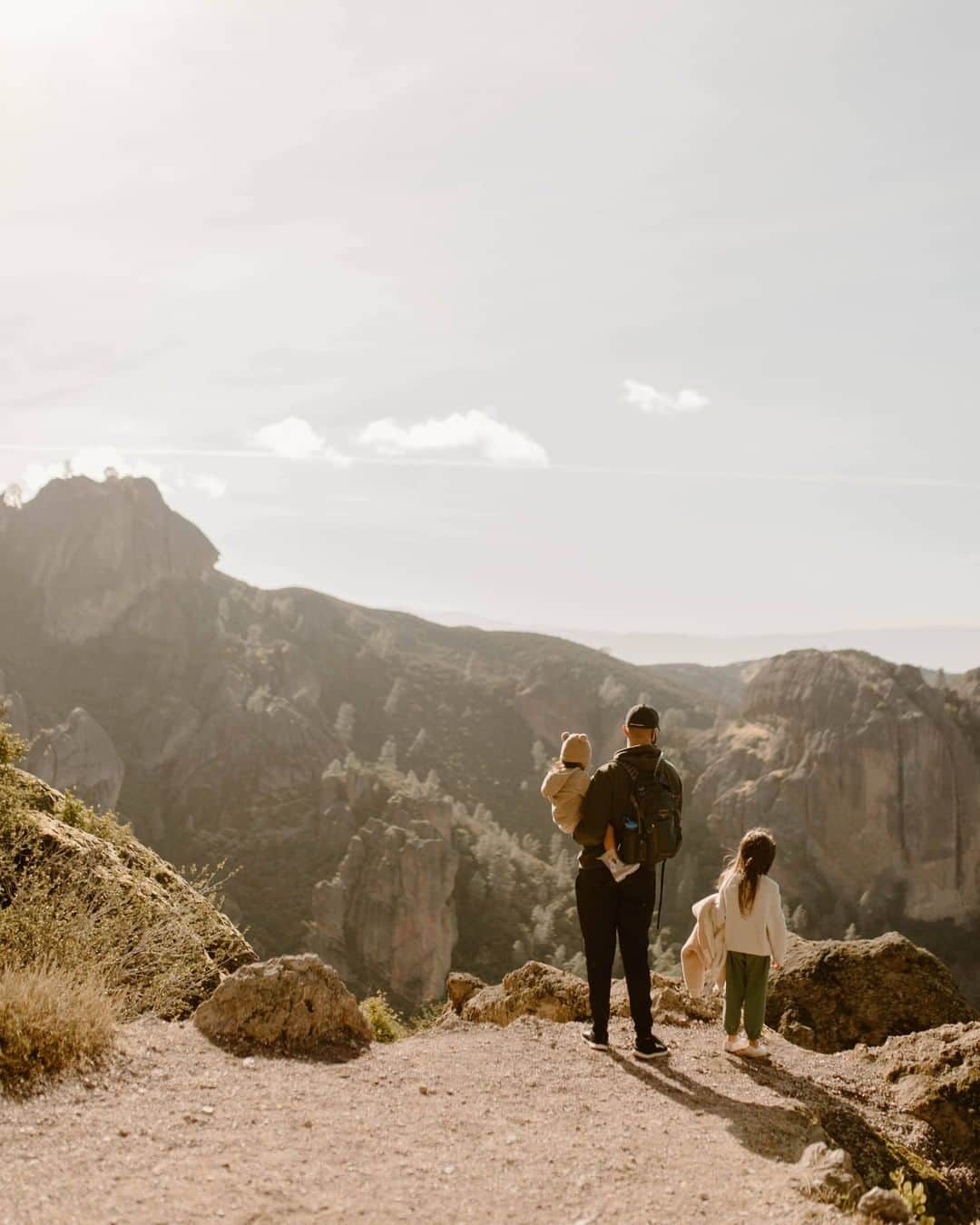 オスプレーのインスタグラム：「"The biggest adventure you can take is to live the life of your dreams." - Oprah Winfrey 📷 by @lynnnac  Featured pack from the Daylite Series #ospreypacks」