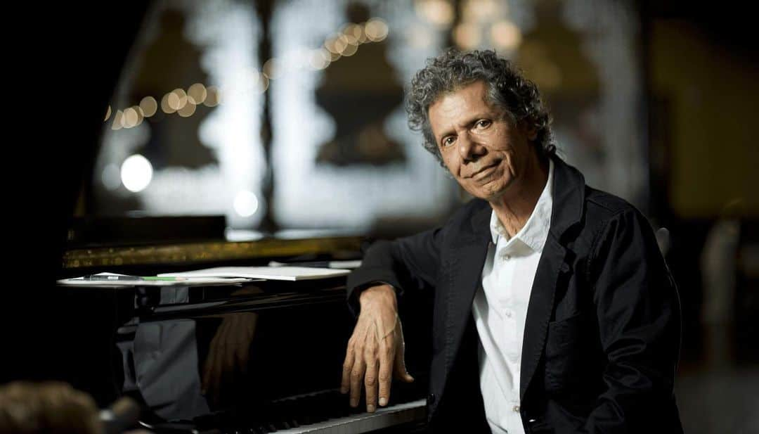 ジョン・メイヤーさんのインスタグラム写真 - (ジョン・メイヤーInstagram)「Chick Corea was the single greatest improvisational musician I have ever played with. Nobody was more open, more finely tuned to the moment, changing his approach with every new offering by the musicians around him. If you hit a wrong note, he’d immediately pick it up and play it as a motif so as to say “all of this has value, whether you see it or not.” What an immeasurable loss in so many ways. My love to Gayle, his family, and the countless musicians and fans he inspired and will continue to inspire. Thank you, Chick, for the invaluable scholarship of getting to know and make music with you. May you rest as peacefully as you lived.」2月12日 6時47分 - johnmayer