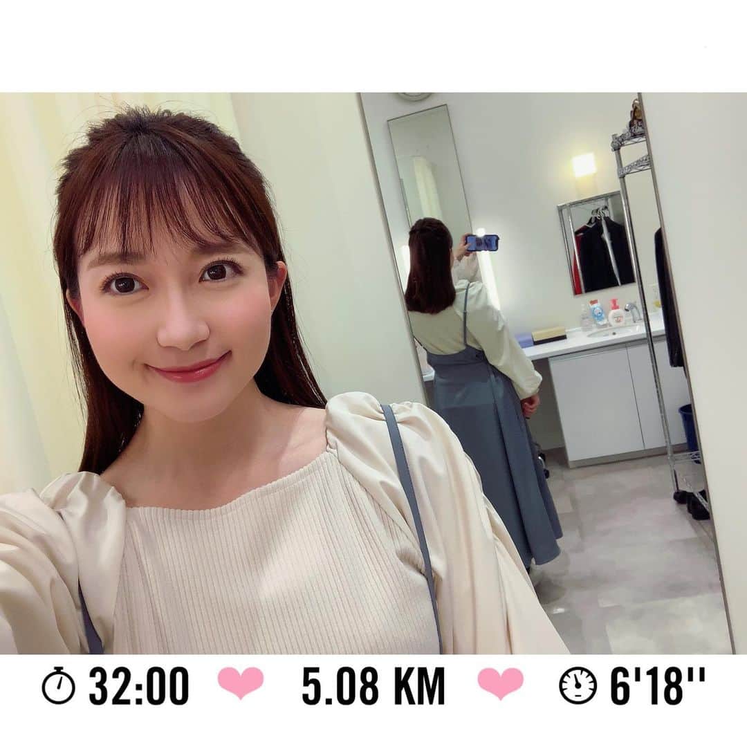 長谷川朋加のインスタグラム：「♡  ✎५⋆*{ 甘いもの大好き(•̀ᴗ•́)و } ୨୧ -------------------------------- ୨୧  𝔾𝕠𝕠𝕕 𝕞𝕠𝕣𝕟𝕚𝕟𝕘♡ 走ると暑い！冬でもぽかぽか！ 止まるとガクブル！  昨日は県観光物産館から バレンタインフェアを中継🍫 365日毎日チョコを食べているから 本当に夢のような空間で自分チョコを 買い占めました(*´꒳`*)ほほほほ  日頃の感謝の気持ちを伝え合うのに 男性も女性も関係ない！ お互い贈り合いたいよねーっ♡♡  stand.fmは30日間チャレンジとして 毎日更新しております📻💓 世界一ゆるーいアナウンサートークなので 内容がないような番組です。笑  為になる話やおもしろい話は 他の人にお任せしてわたしは スキマ産業に勤しみます✌🏻 最近は栓抜きを買い忘れましたって話を 1人で笑いながらしています✌🏻  何かを発信する時って 『意味のあるものにしなきゃ』って 思いがちだけど、そんなこと全くない！ (こういう相談はとても多い) 本当はもっと自由で もっとハードルの低いもの☺️ 自分を表現することを恐れないで♪＊  写真は可愛かった月曜の衣装👗 では、今日も全力で楽しく🏃‍♀️  ୨୧ -------------------------------- ୨୧ #やりたい事は全部やる #全力前向き前のめり #走るの大好き」