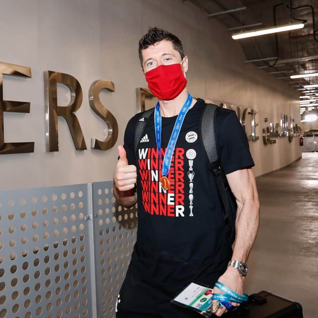 バイエルン・ミュンヘンさんのインスタグラム写真 - (バイエルン・ミュンヘンInstagram)「👀 Uhh these shirts are 🔥! Get yours NOW! 🤙  🛒 https://fc.bayern/Champions2020 ________ #MiaSanChampi6ns #FCBayern #MiaSanMia #Sixpack #packmas」2月12日 7時02分 - fcbayern