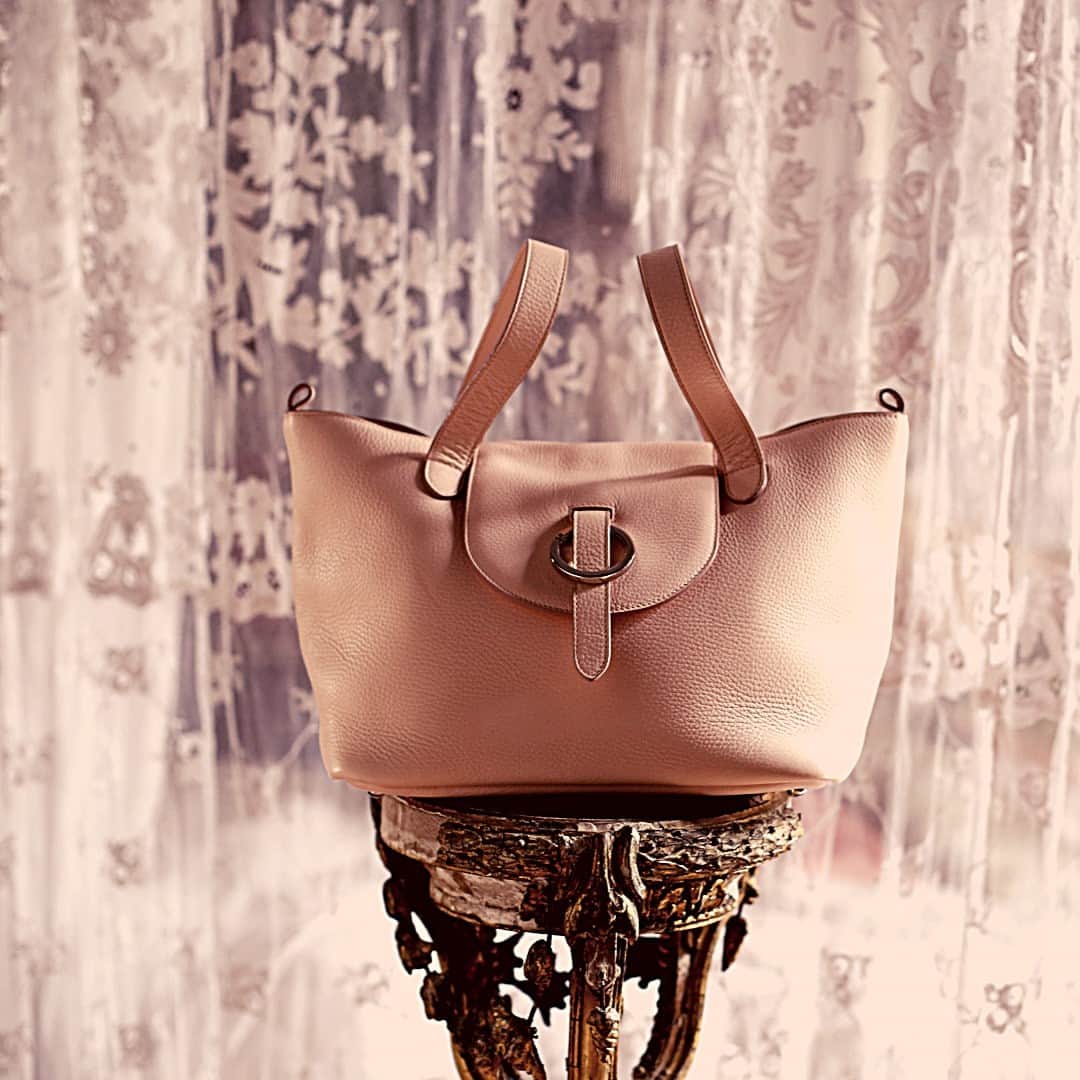 メリメロのインスタグラム：「Sitting 🪑 pretty 👜👜👜👜👜⠀⠀⠀⠀⠀⠀⠀⠀⠀ ⠀⠀⠀⠀⠀⠀⠀⠀⠀  #melimelo #melimelobags #style #bag #bags #s #classicbag #classic #wardrobestaple #madeinitaly #timeless #a #understated #itbag」