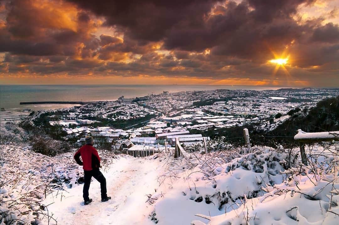 Ricoh Imagingのインスタグラム：「Posted @withregram • @pavpavphotography Lovely sight of Folkestone. #amazing #beautiful #clouds #landscape #colour #sunset #sunrise #landscapephotography #awsome #weather  #night #photography #snow #nightphotography #bestoftheday #nightscape #stunning #seascape #city  #cityscape #nature #wounderful #picoftheday  #sky #photography #moody #planet_photogroup #moody #photooftheday #sea」