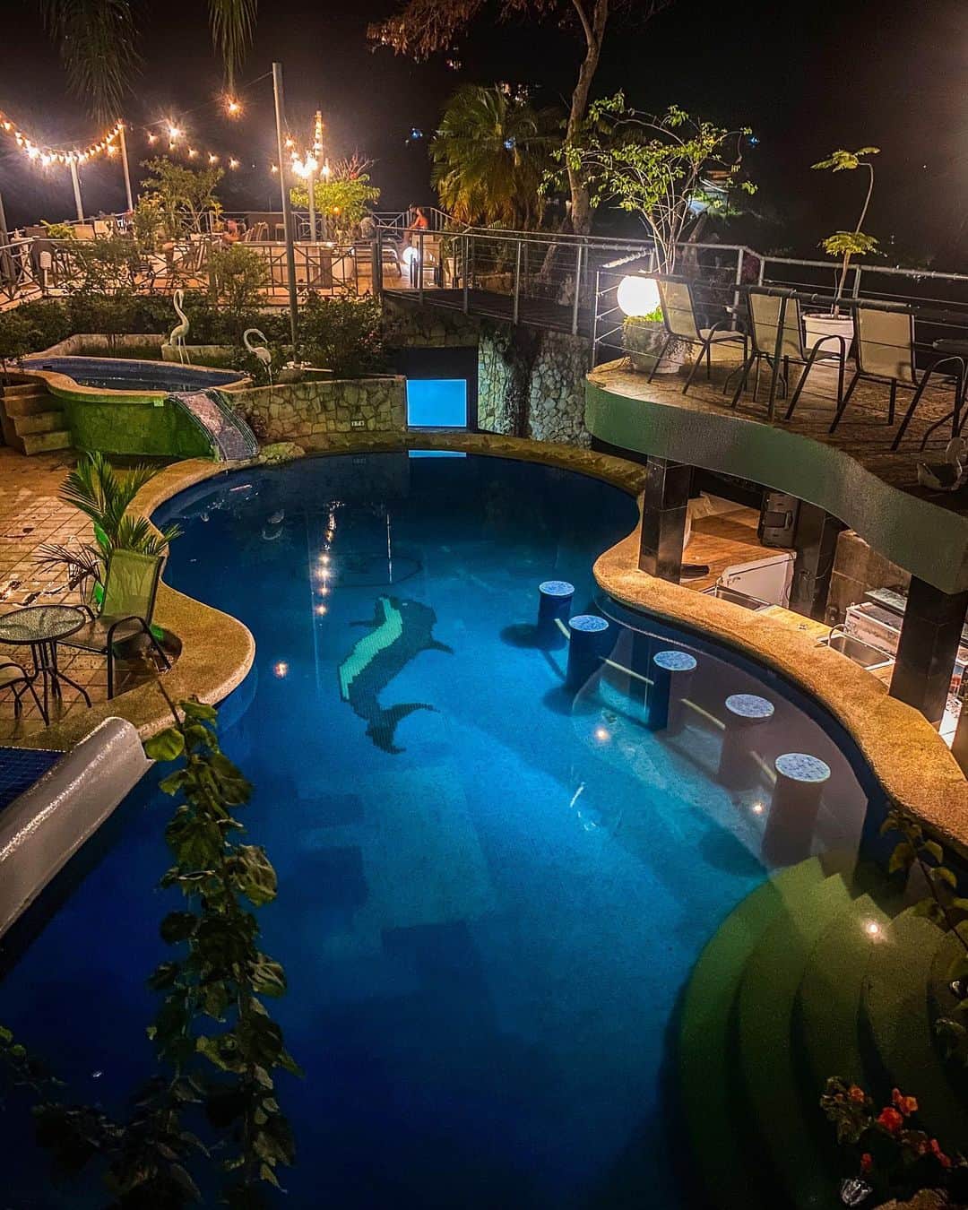 のインスタグラム：「Who else wants to slide into this swim up bar pool at @oceanstwomanuelantonio 😍✨ thank you for hosting us Oceans Two! Be sure to check out this affordable and luxurious hotel by the beach when visiting Costa Rica 😍 #CostaRica」